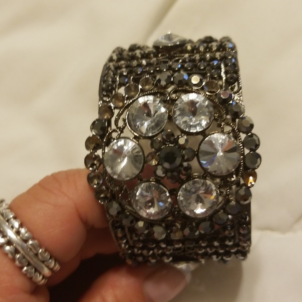 $5 ITEM. black metal and rhinestone bracelet & earrings - Picture 6 of 6